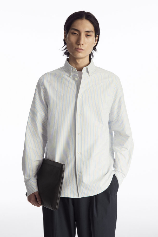 COS OXFORD-HEMD MIT BUTTON-DOWN-KRAGEN HELLBLAU/GESTREIFT