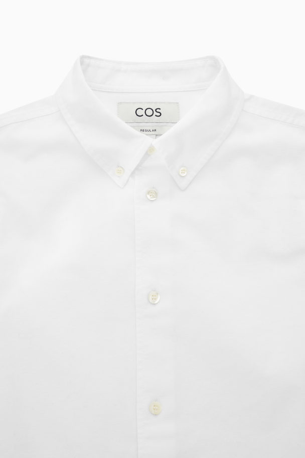 COS OXFORD-HEMD MIT BUTTON-DOWN-KRAGEN Weiß