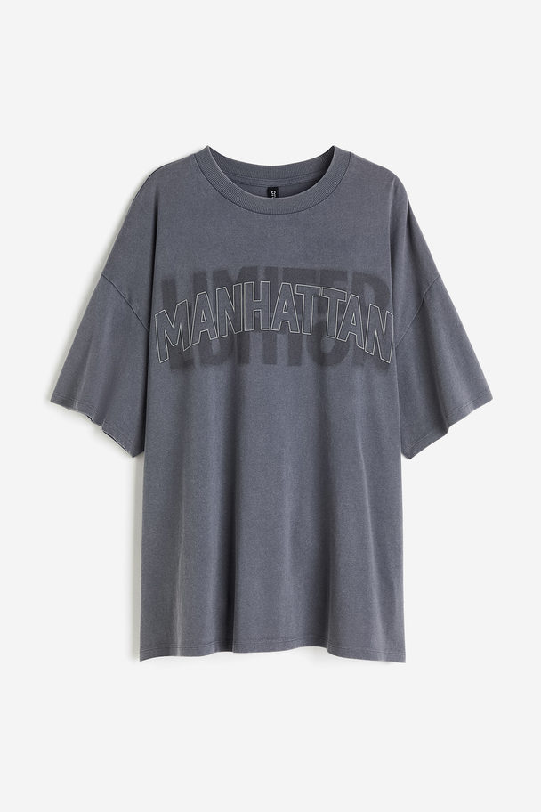 H&M Oversized T-Shirt mit Motivdetail Dunkelgrau/Manhattan