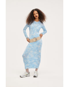 Mjuk Bodycon-klänning I En Lång Modell Ljusblått Vatten Virvlar Runt