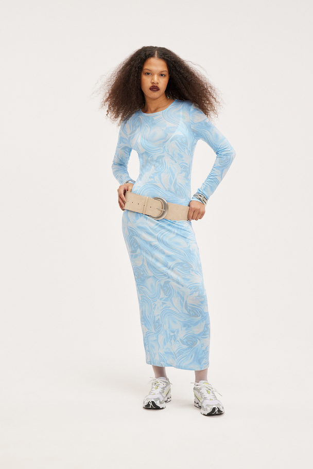 Monki Mjuk Bodycon-klänning I En Lång Modell Ljusblått Vatten Virvlar Runt