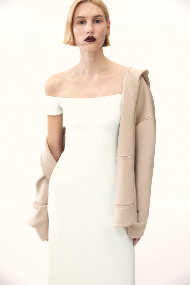 H&M Schulterfreies Kleid in Rippstrick Cremefarben
