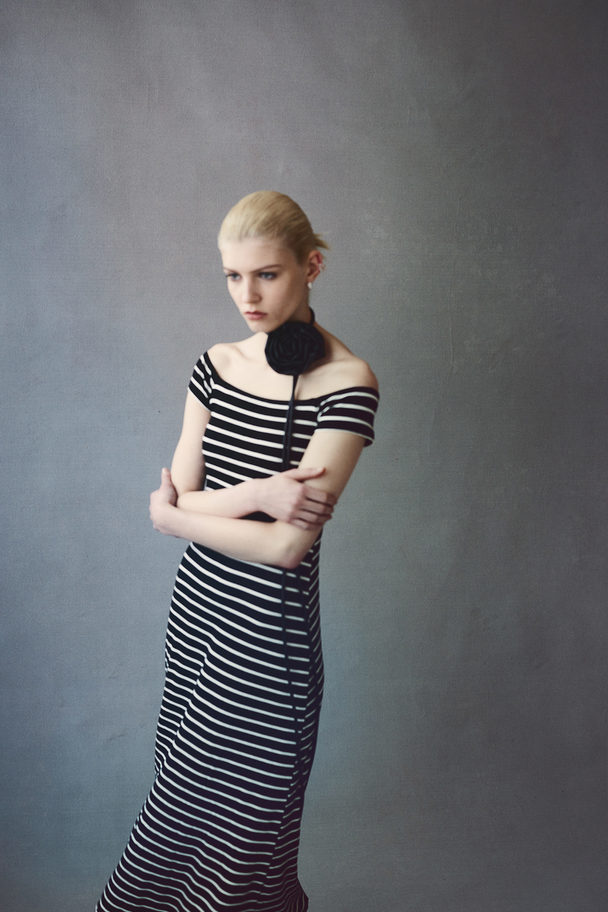 H&M Ribbestrikket Off Shoulder-kjole Sort/stripet