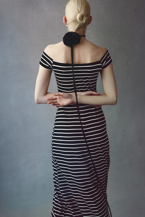 H&M Ribbestrikket Off Shoulder-kjole Sort/stripet
