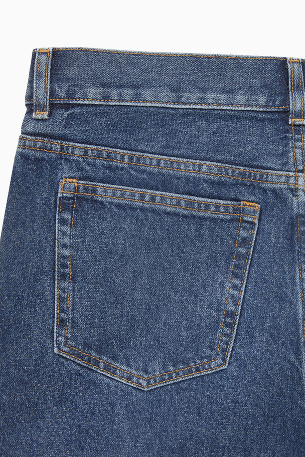 COS Jeans Med Normal Passform Och Avsmalnande Ben Mellanblå
