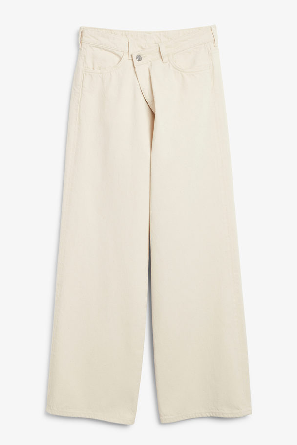 Monki Cremefarbene Jeans mit asymmetrischem Bund Offwhite