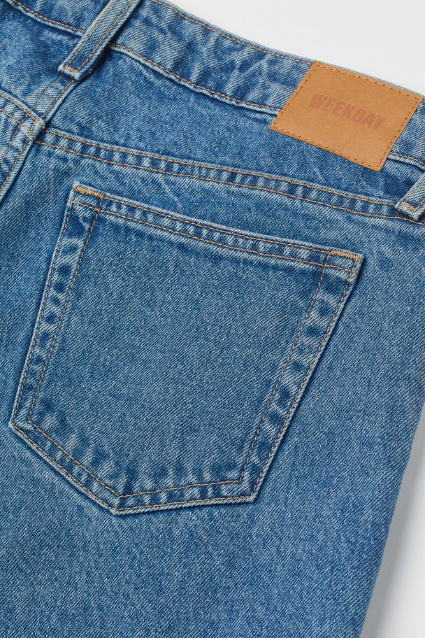 Weekday Jeans Arrow mit geradem Bein Verwaschenes Blau