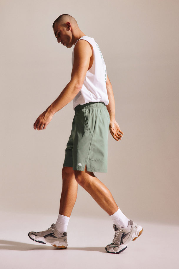 H&M DryMove™ Sportshorts aus 4-Wege-Stretch Khakigrün