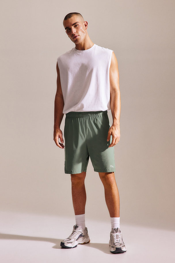 H&M DryMove™ Sportshorts aus 4-Wege-Stretch Khakigrün