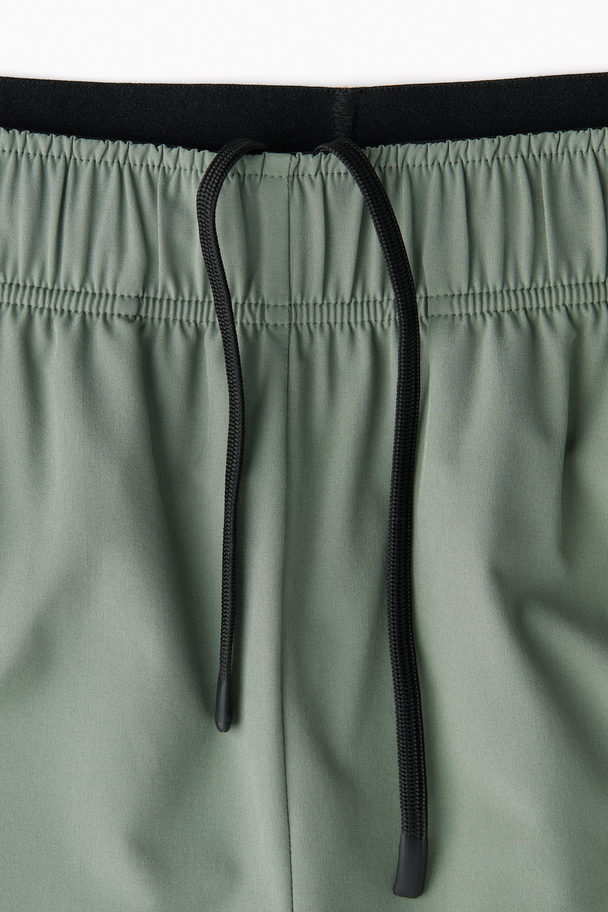 H&M DryMove™ Sportshorts aus 4-Wege-Stretch Khakigrün