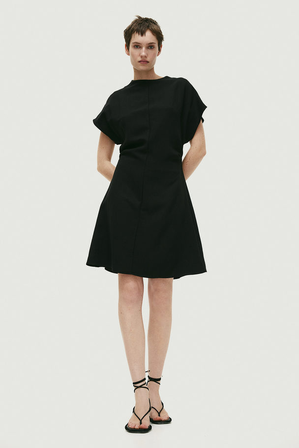 H&M Kleid mit betonter Taille Schwarz