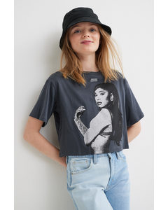 Cropped Jerseyshirt mit Print Dunkelgrau/Ariana Grande