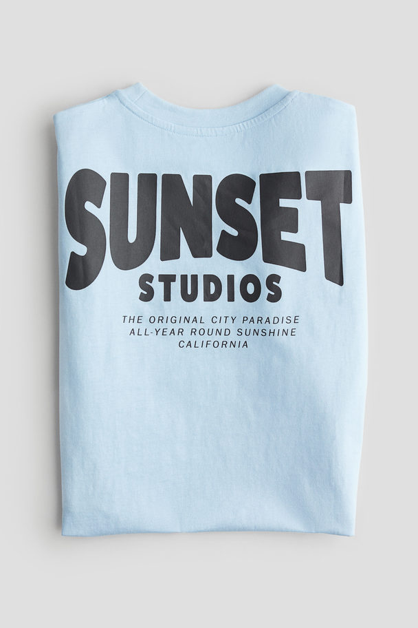 H&M T-Shirt aus Baumwolljersey Hellblau/Sunset Studios