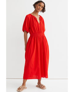 Kleid mit gesmokter Taille Rot