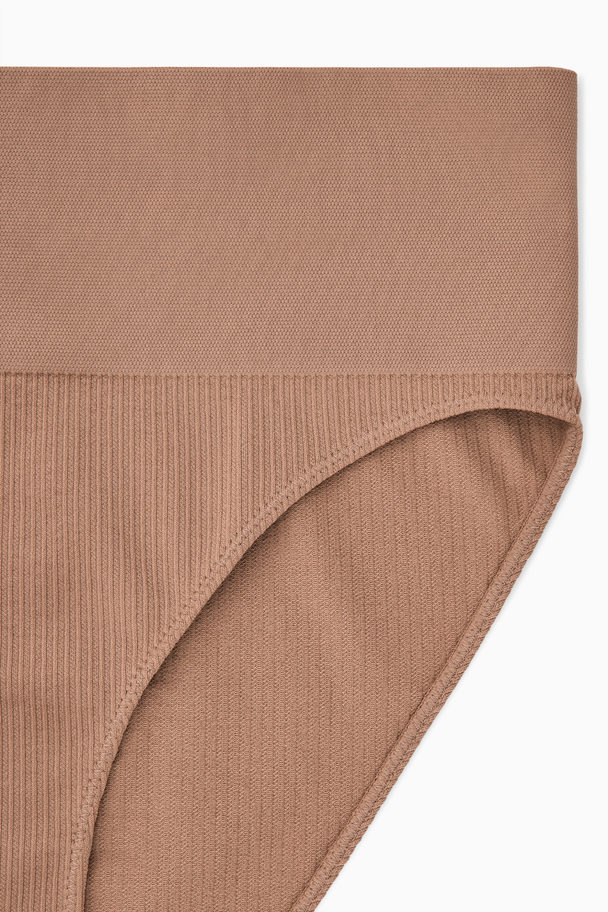 COS NAHTLOSER, GERIPPTER SLIP MIT HOHEM BUND DUNKLES BEIGE