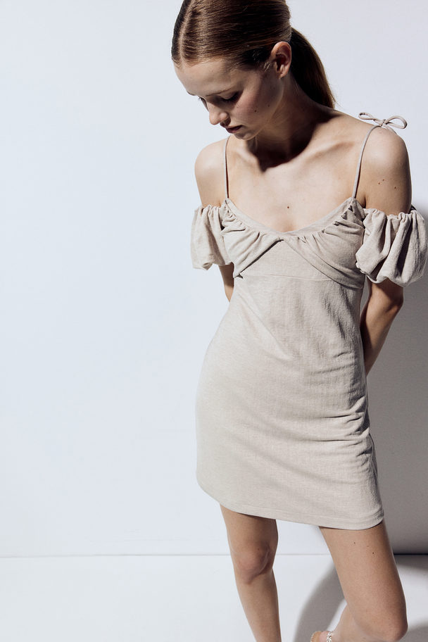 H&M Cold Shoulder-kjole Med Ekstra Lag Foroven Lys Gråbeige
