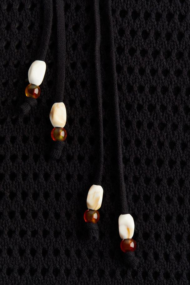 H&M Kleid in Ajourstrick mit perlenbesetzten Bändern Schwarz