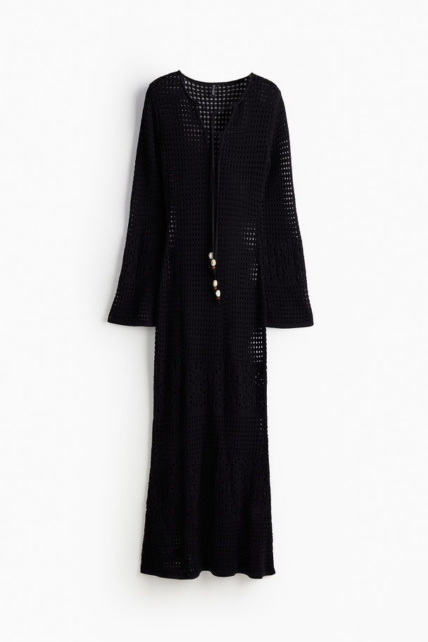 H&M Kleid in Ajourstrick mit perlenbesetzten Bändern Schwarz