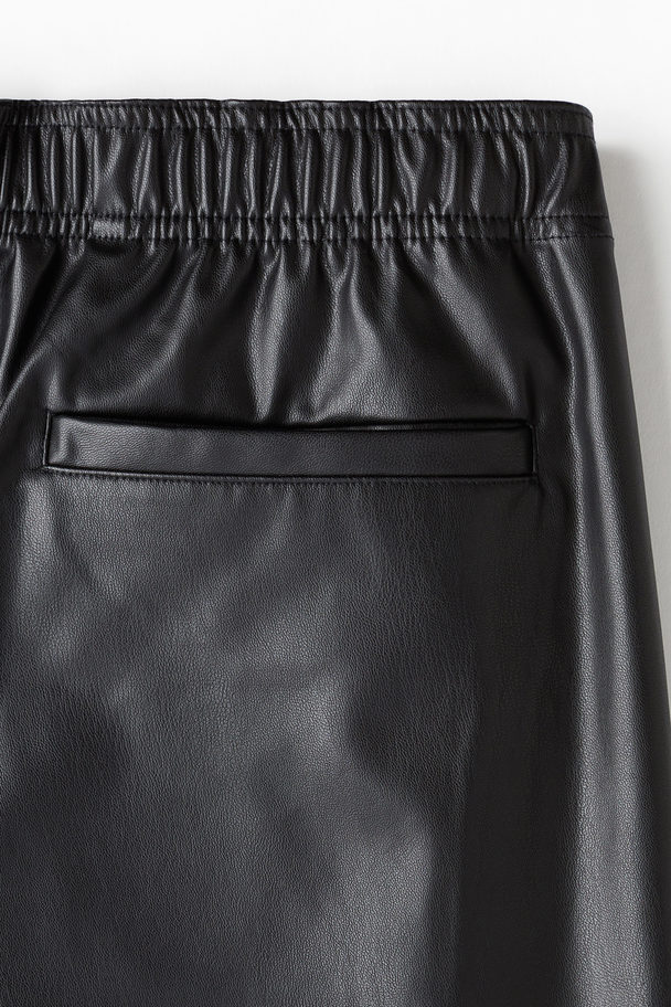 H&M Beschichtete Shorts in Relaxed Fit Schwarz