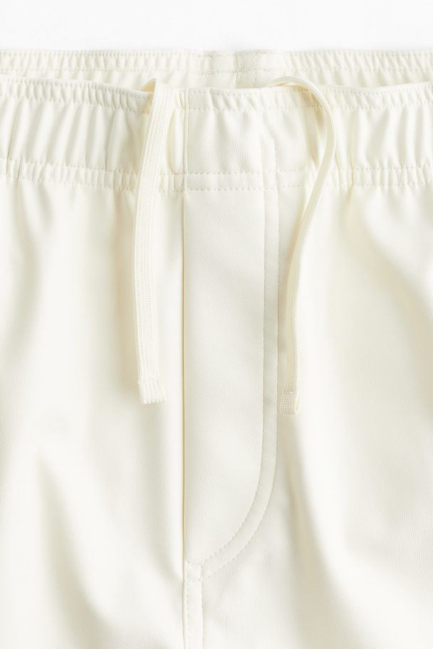 H&M Beschichtete Shorts in Relaxed Fit Weiß
