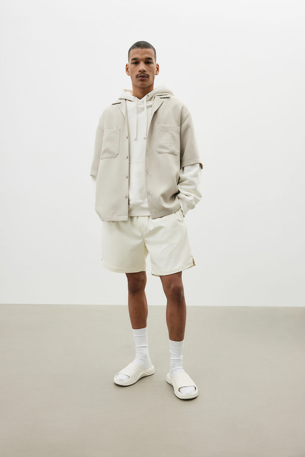 H&M Beschichtete Shorts in Relaxed Fit Weiß