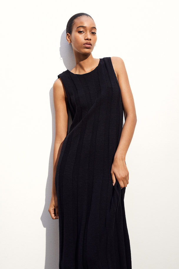 H&M Kleid aus Seidenmix in Rippstrick Schwarz