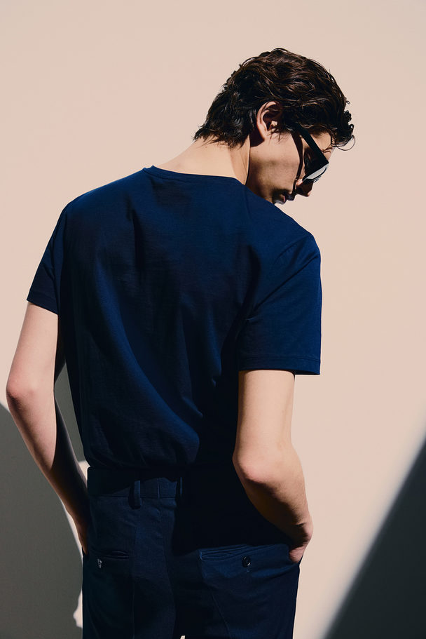 H&M T-Shirt mit V-Ausschnitt Muscle Fit Marineblau