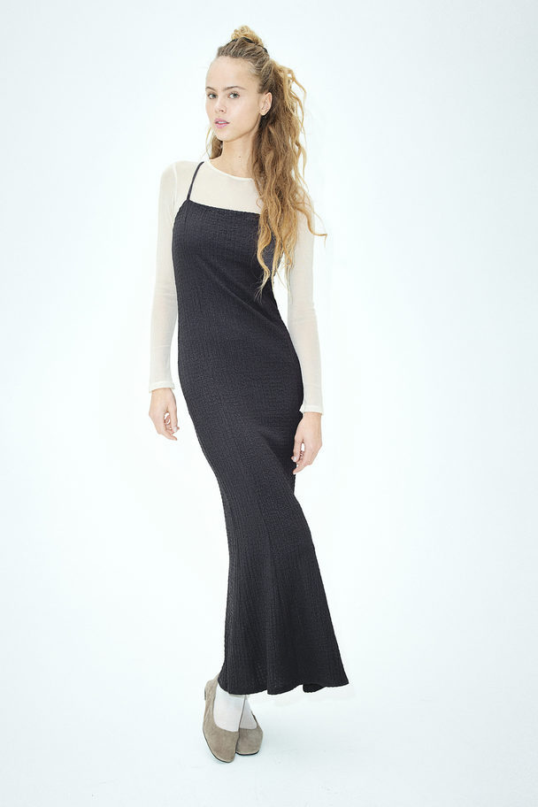 H&M Rückenfreies Kleid aus Crinklestoff Dunkelgrau