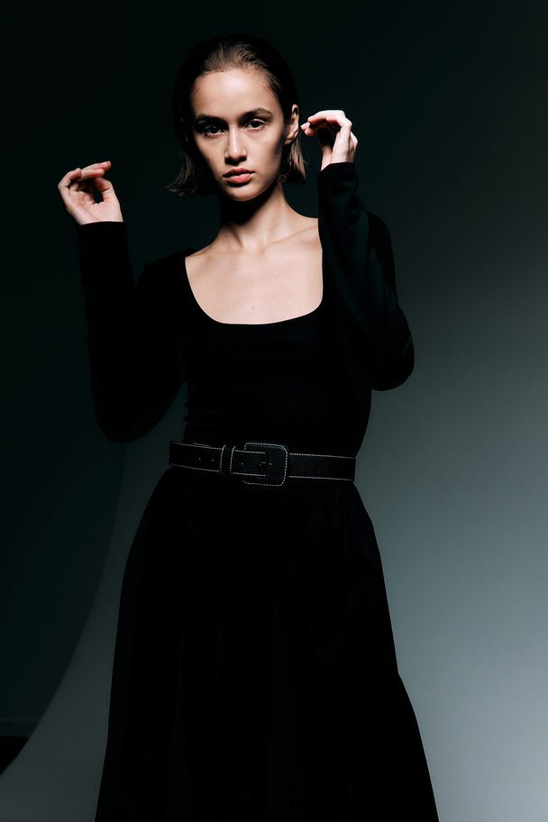 H&M Kleid mit ausgestelltem Rockteil Schwarz