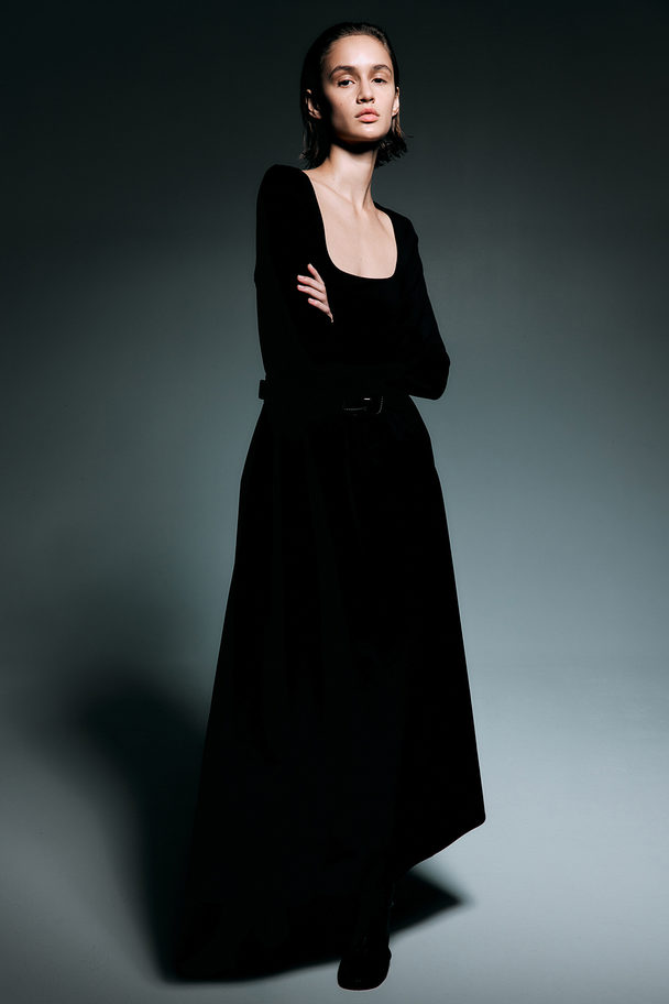 H&M Kleid mit ausgestelltem Rockteil Schwarz