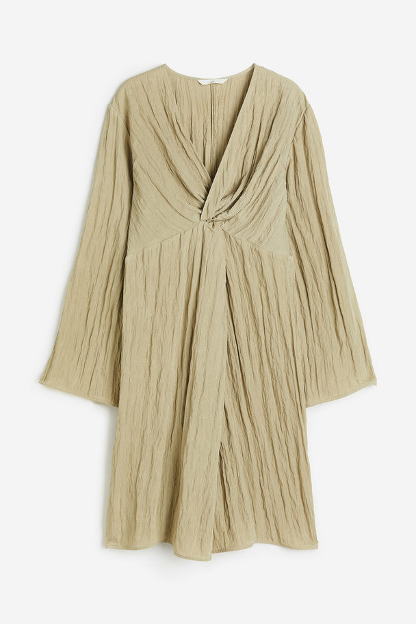 H&M MAMA Kleid aus Crinklestoff Helles Khakigrün