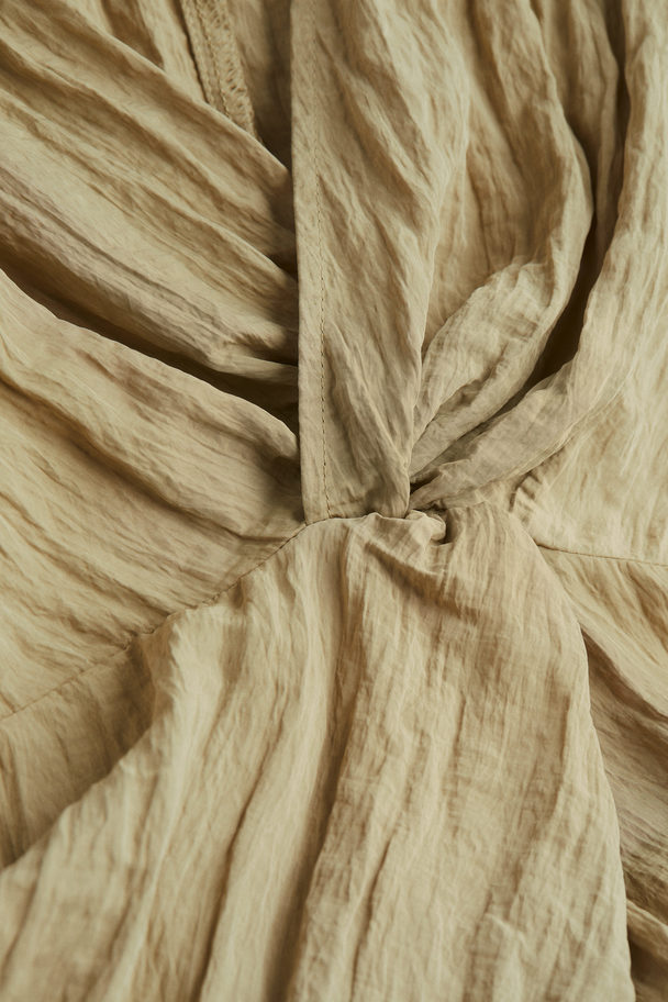 H&M MAMA Kleid aus Crinklestoff Helles Khakigrün