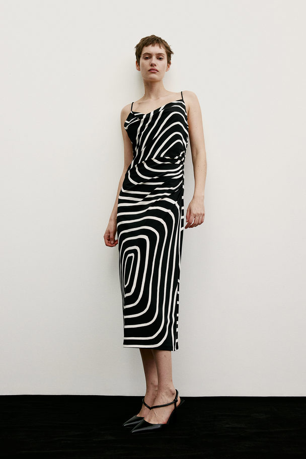 H&M Drapiertes Kleid mit Wasserfall-Ausschnitt Schwarz/Gemustert