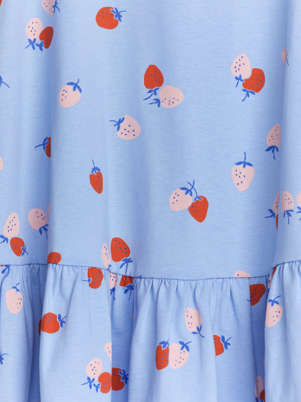 ARKET Trikåklänning Med Volang Ljusblå/jordgubbar