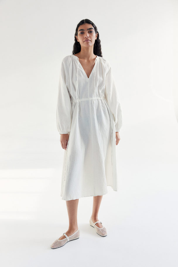 H&M Doppelt gewebtes Baumwollkleid mit Bindedetail Cremefarben
