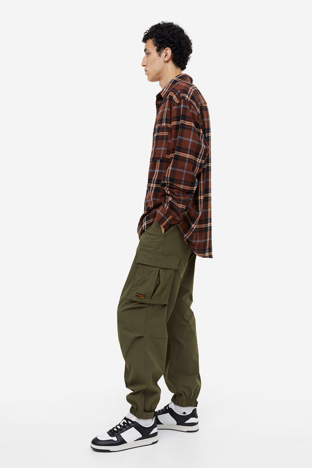 H&M Cargojoggers aus Nylon in Relaxed Fit Khakigrün
