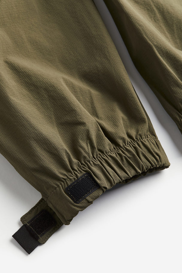 H&M Cargojoggers aus Nylon in Relaxed Fit Khakigrün
