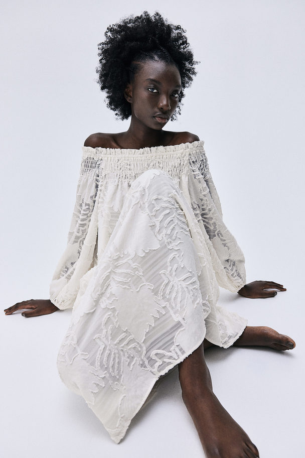 H&M Off-Shoulder-Kleid aus Jacquardstoff Cremefarben