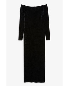 Langes figurbetontes Off-Shoulder-Kleid aus schwarzem Samt Schwarz