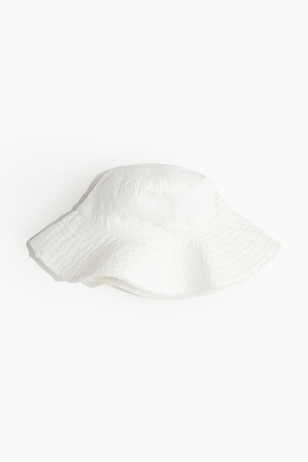H&M Bucket Hat aus Baumwolle mit Fransenkante Weiß