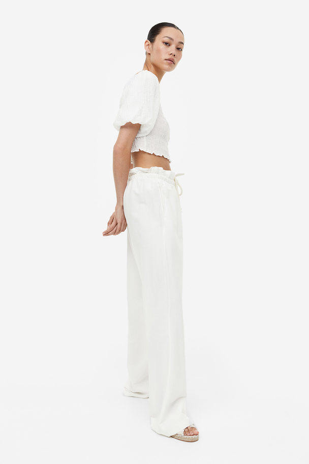 H&M Gesmoktes Off-Shoulder-Shirt Weiß