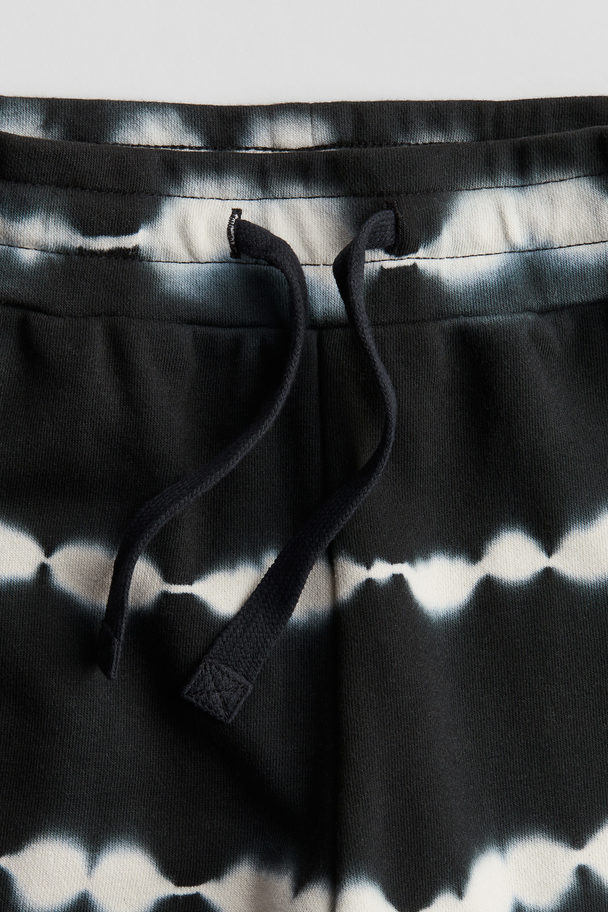 H&M Sweatshorts mit Print Schwarz/Batikmuster