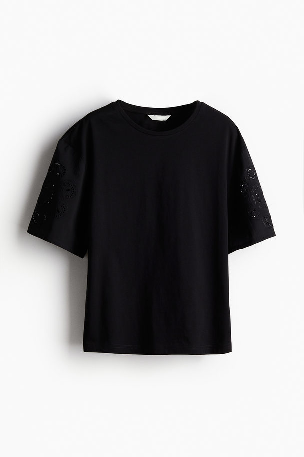 H&M T-Shirt mit Broderie Anglaise am Ärmel Schwarz