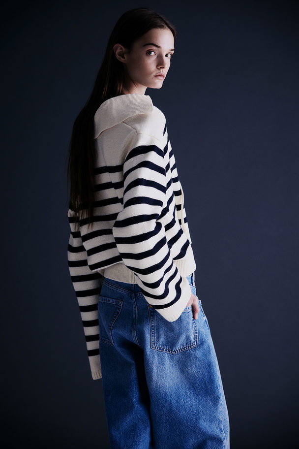 H&M Pullover mit Kragen und Schnürung Cremefarben/Blau gestreift