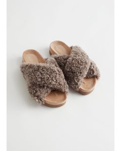 Lammfell-Pantoffeln mit überkreuzten Riemen Beige/Braun