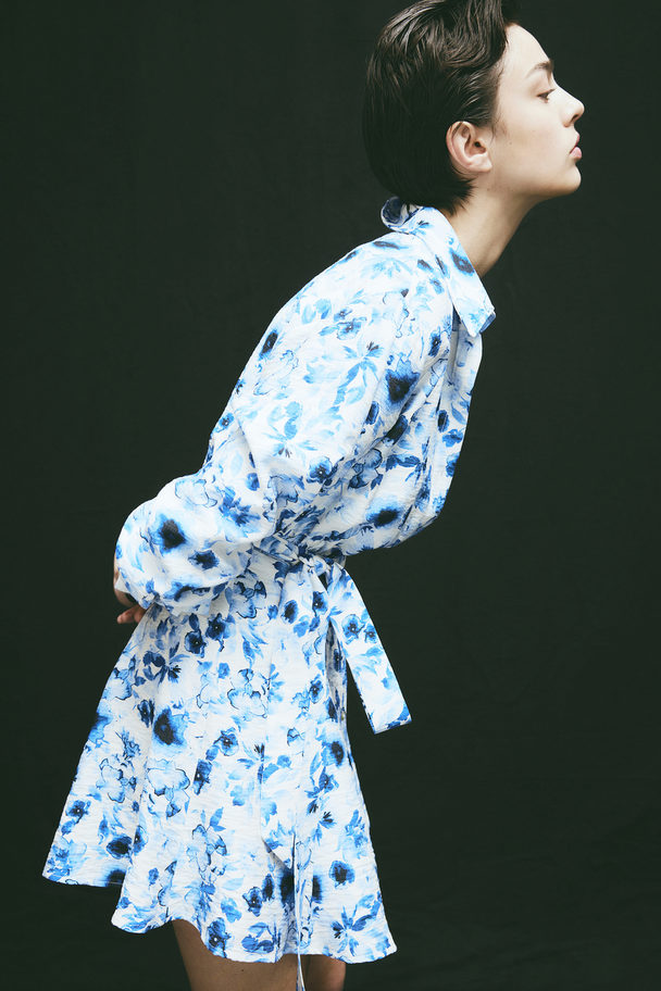 H&M Blusenkleid mit Bindegürtel Weiß/Blau geblümt