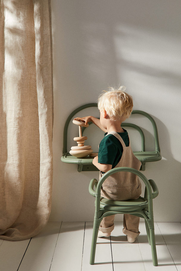 H&M HOME Kinderschreibtisch und Stuhl aus Rattan Salbeigrün