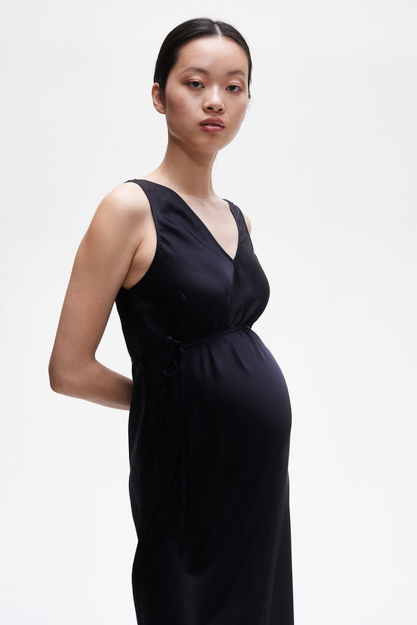 H&M MAMA Satinkleid mit Bindegürtel Schwarz