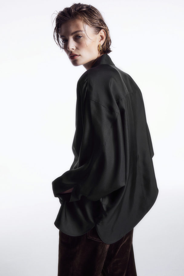 COS Silkesskjorta I Oversize-modell Med Fladdermusärm Svart