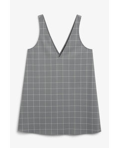 Kurzes A-Linien-Kleid mit V-Ausschnitt
